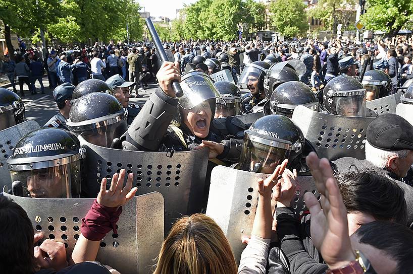 Сотрудники правоохранительных органов на оппозиционной акции протеста в Ереване