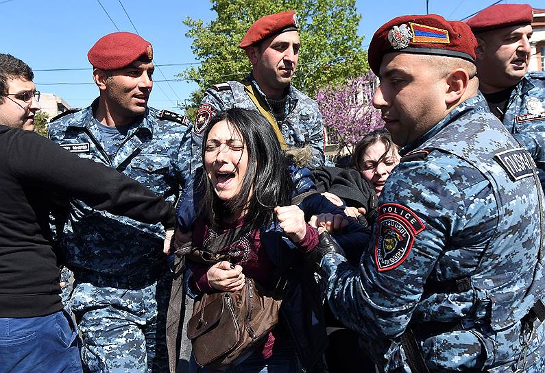 Полицейские задерживают участницу оппозиционной акции в Ереване