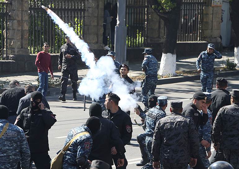 Полицейские в Ереване применяют против демонстрантов дымовые шашки