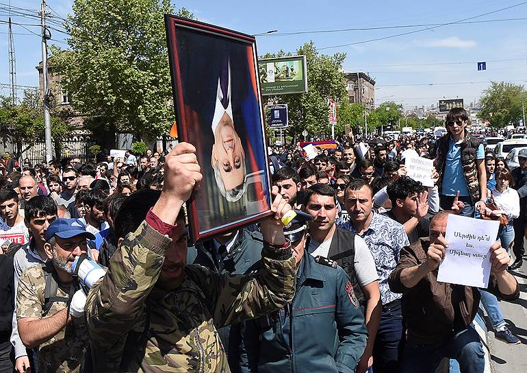 Антиправительственная акция, участники которой протестуют против утверждения на пост премьер-министра страны экс-президента Сержа Саргсяна