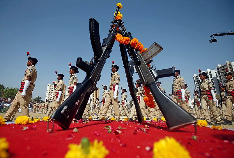 Ахмадабад, Индия. Новобранцы полиции штата Гуджарат принимают участие в параде 