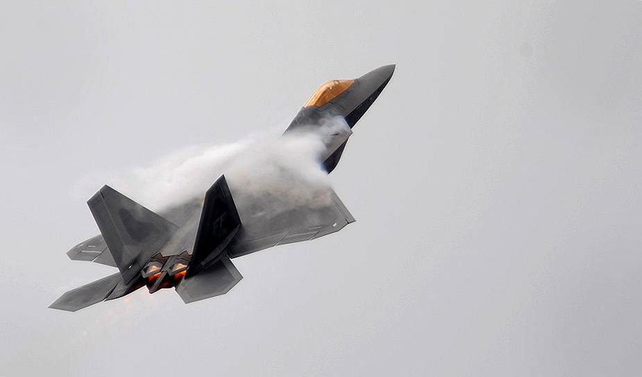 Фарнборо, Англия. Истребитель F-22 Raptor на ежегодном авиасалоне