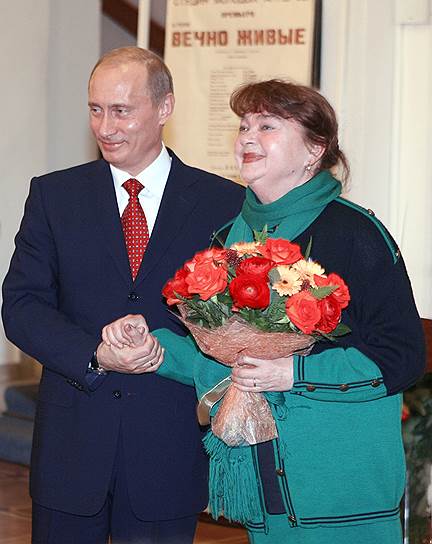 Президент России Владимир Путин и Нина Дорошина во время празднования юбилея театра «Современник» (2006)