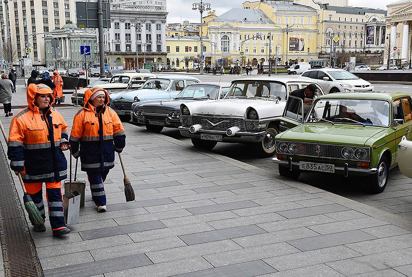 На Театральной площади замерли символы советской эпохи