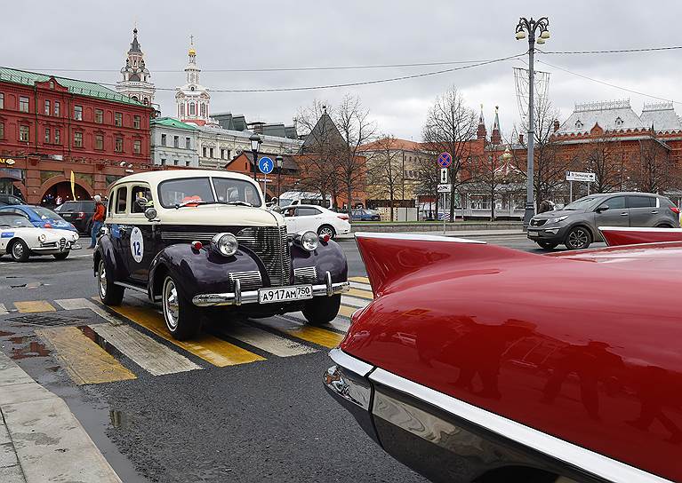 Участники ретро-ралли выходят на старт. Их ждет специально разработанный маршрут по центральным московским улицам. Его длина составляет около 70 км