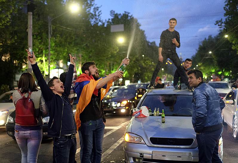 Демонстранты в районе площади Республики в Ереване отмечают отставку премьера Сержа Саргсяна