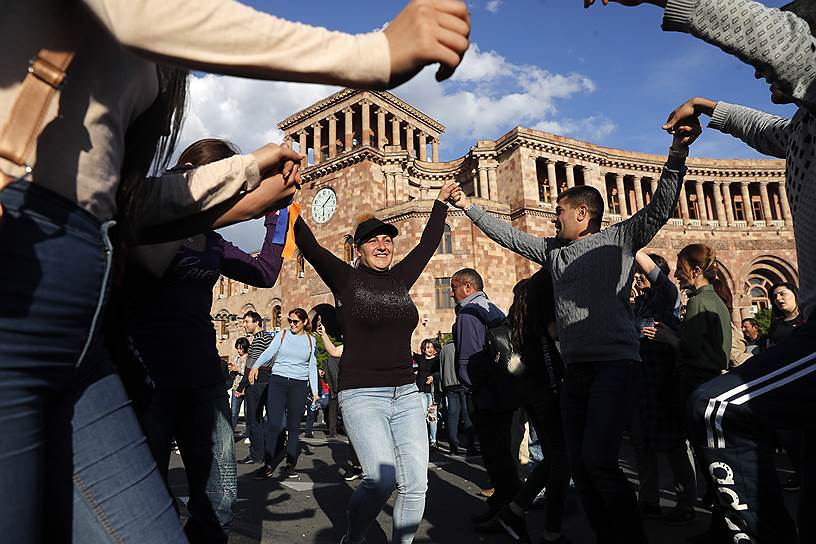 Участники митинга на площади Республики в Ереване после известия об отставке главы правительства Армении Сержа Саргсяна