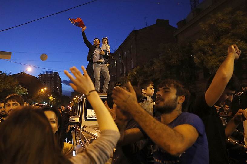 Жители Еревана отмечают отставку премьера Сержа Саргсяна на площади Франции