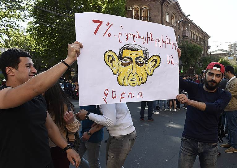 Участники митинга в Ереване в связи с отставкой премьер-министра Сержа Саргсяна