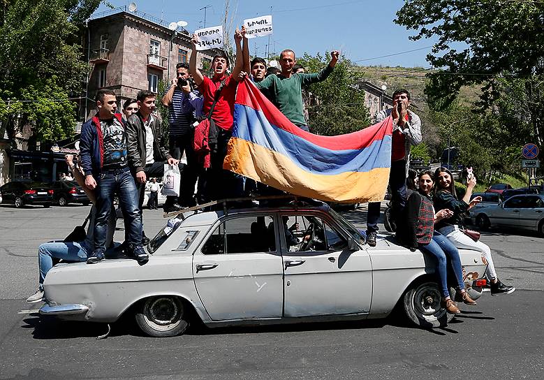 Ереван, Армения. Оппозиционные демонстранты едут на «Волге» с армянским флагом