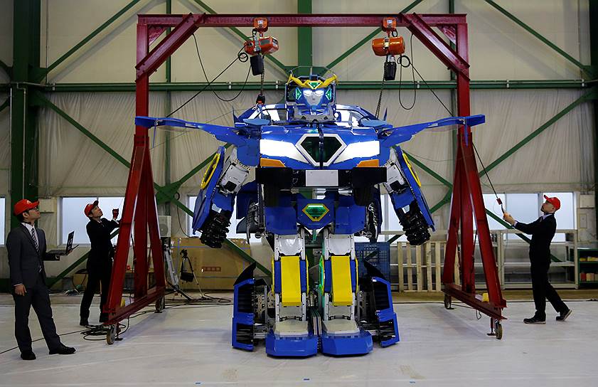 Токио, Япония. Презентация робота-трансформера J-deite RIDE, способного превращаться в двухместный автомобиль 
