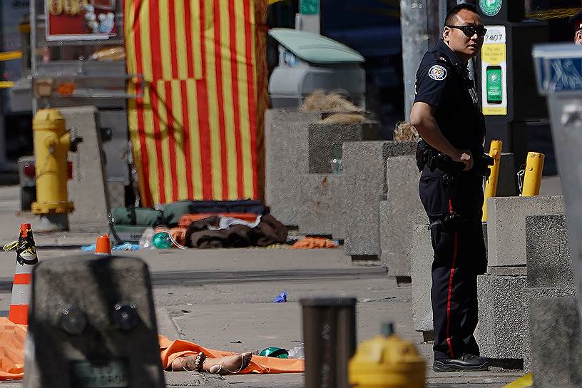 23 апреля. Десять человек погибли при &lt;a href=&quot;/doc/3612855&quot;>наезде мини-фургона&lt;/a> на пешеходов в Торонто, еще 15 пострадали