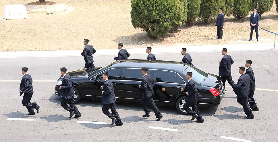 Встреча прошла в приграничной деревне Панмунджом, в демилитаризованной зоне со стороны Южной Кореи&lt;br>На фото: охранники Ким Чен Ына сопровождают его автомобиль
