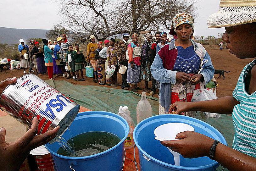 Свазилендцы стоят в очереди за американской гуманитарной помощью во время засухи 2002 года