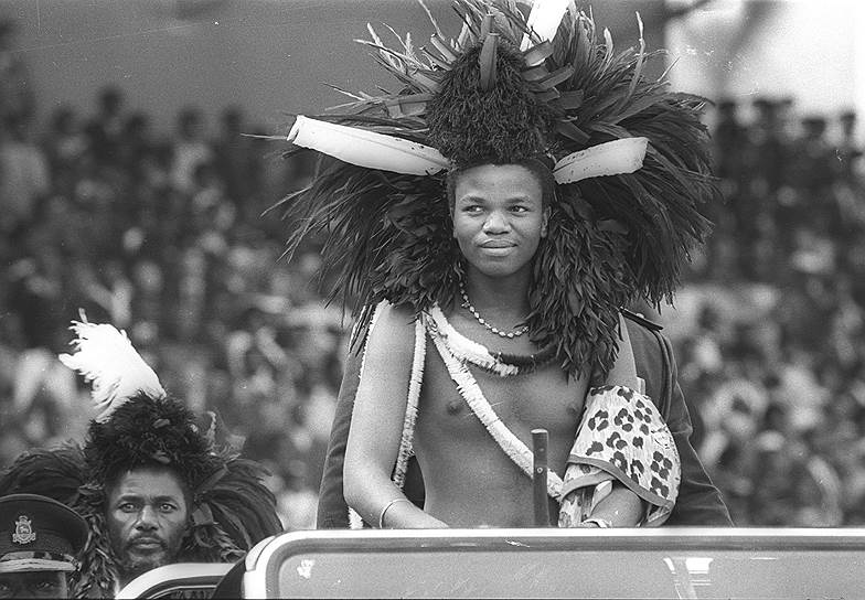 Пока одноклассники принца Махосетиве по английской школе готовились к выпускным экзаменам, сам принц взошел на престол и стал королем Свазиленда Мсвати III