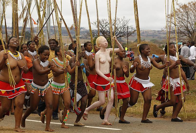В «Танце тростника» принимают участие десятки тысяч незамужних и бездетных свазилендок