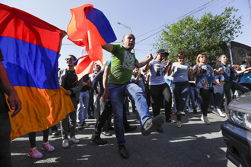 Протестующие блокируют дорогу в аэропорт Еревана