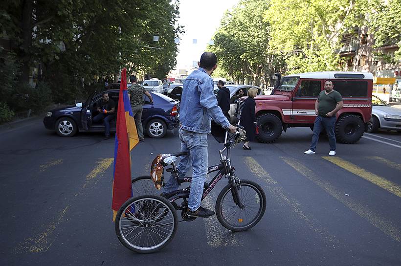 Сторонник оппозиции на трехколесном велосипеде