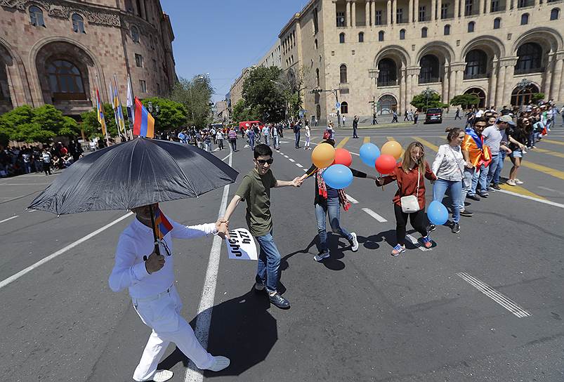 Протестующие держатся за руки на центральной площади Еревана