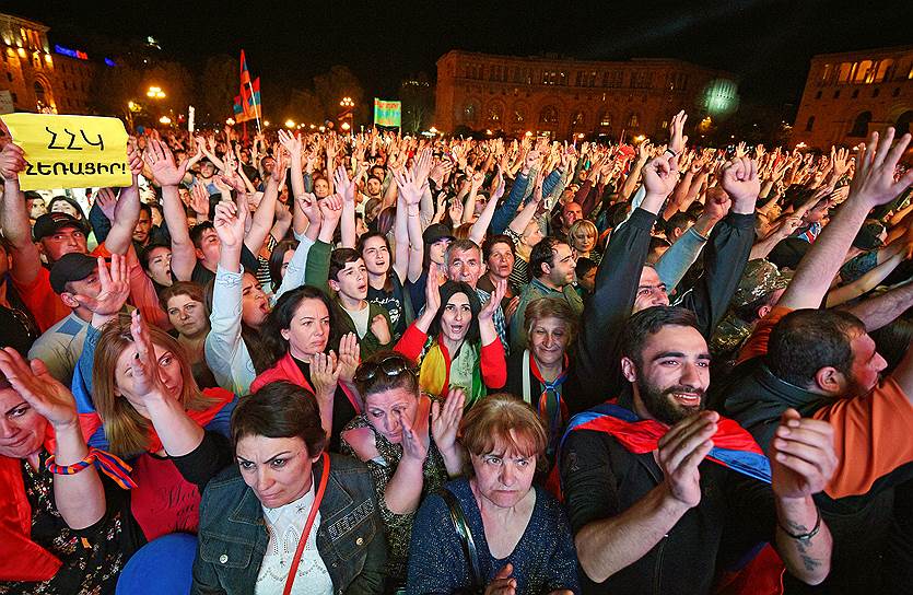 Участники митинга на центральной площади Еревана
