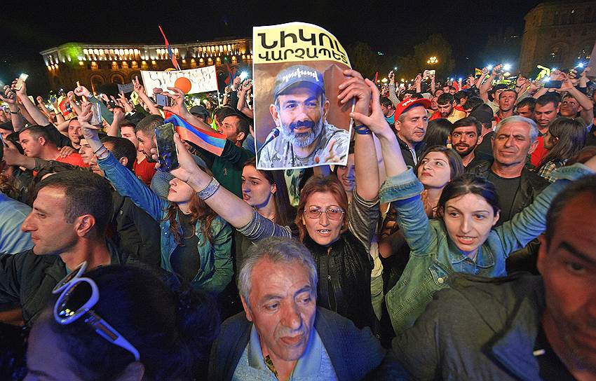Митинг сторонников фракции «Елк» Никола Пашиняна на центральной площади Еревана