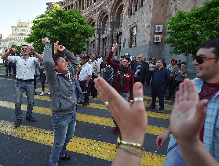 Сторонники оппозиции протестуют на улицах Еревана