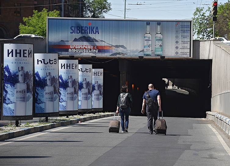 В Армении остановлена работа метрополитена, железной дороги и правительственных учреждений 