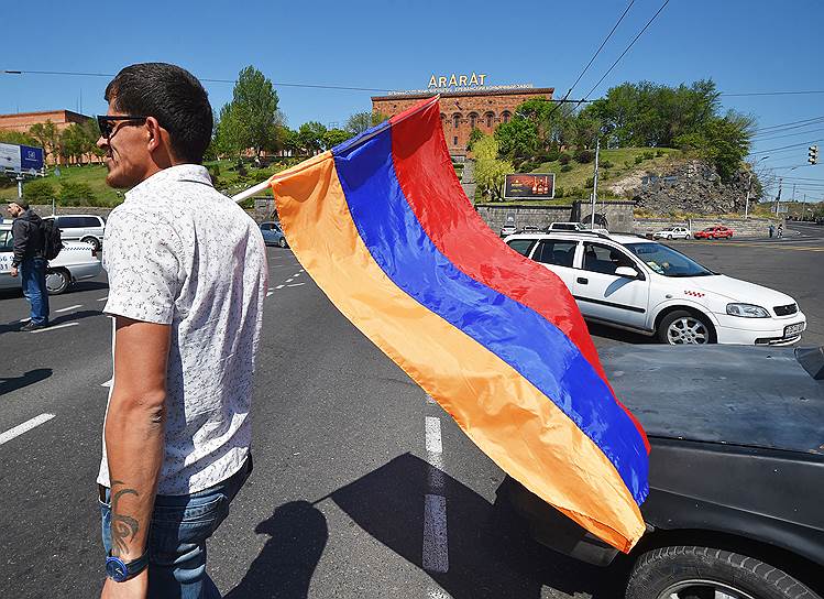Сторонник оппозиции с флагом Армении в руках