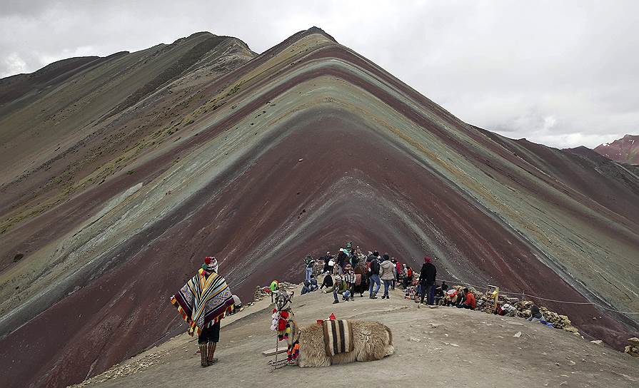 Питумарка, Перу. Туристы разглядывают радужную гору под названием Виникунка