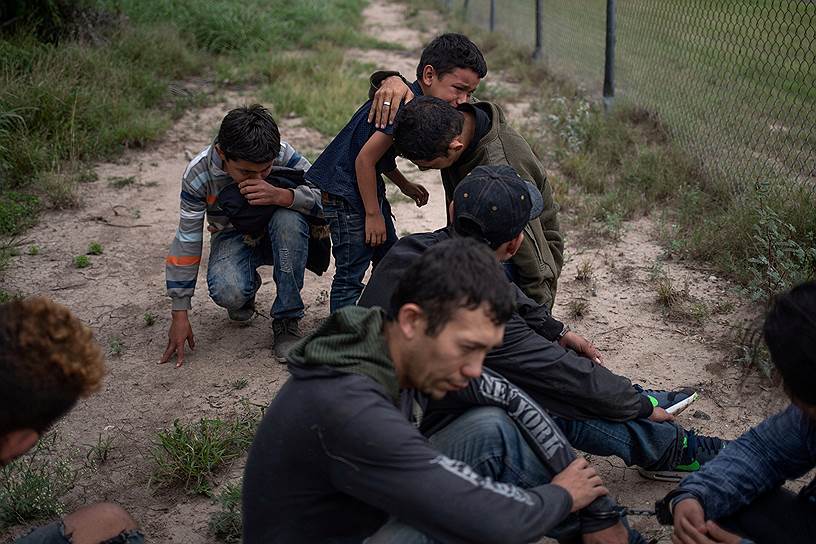 Мак-Аллен, штат Техас (США). Задержание мексиканской семьи, которая незаконно пересекала границу 