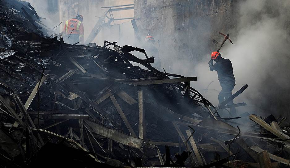 Сан-Паулу, Бразилия. Пожарные работают на месте сгоревшего жилого здания в центре города 