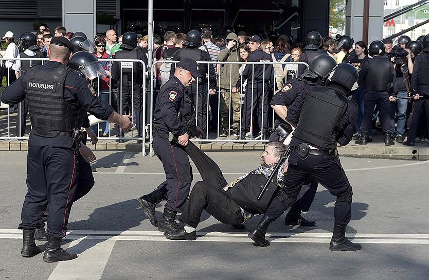 5 мая. В разных городах России прошли &lt;a href=&quot;/doc/3622340&quot;>акции протеста&lt;/a> сторонников оппозиционера Алексея Навального