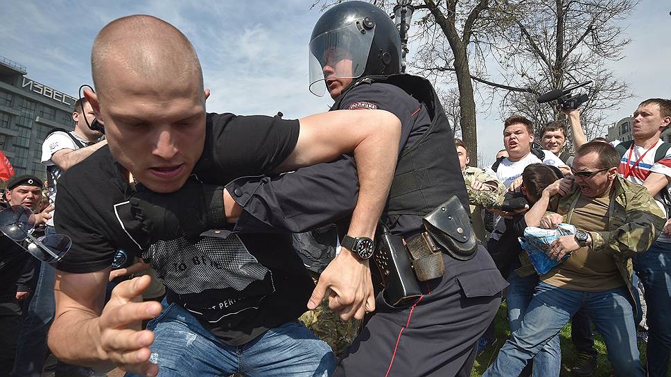 Как на Пушкинской площади столкнулись сторонники и противники Навального