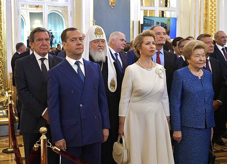 На фото слева направо: экс-канцлер ФРГ Герхард Шредер, премьер-министр России Дмитрий Медведев, патриарх Кирилл, Светлана Медведева, супруга первого президента России Наина Ельцина