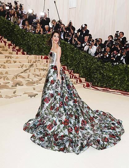 Амаль Клуни на открытии бала Met Gala в Нью-Йорке