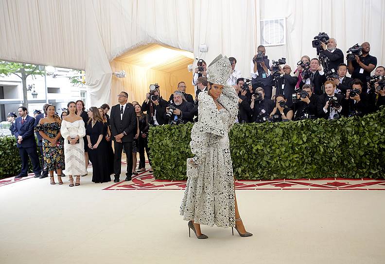 Певица Рианна на открытии бала Met Gala в Нью-Йорке