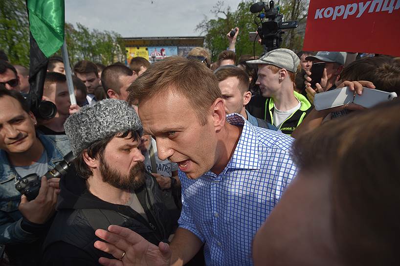 Казак Василий Ящиков (слева) и политик Алексей Навальный