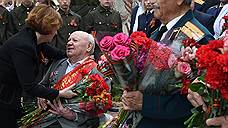 Россияне радуются в День Победы и считают его народным праздником