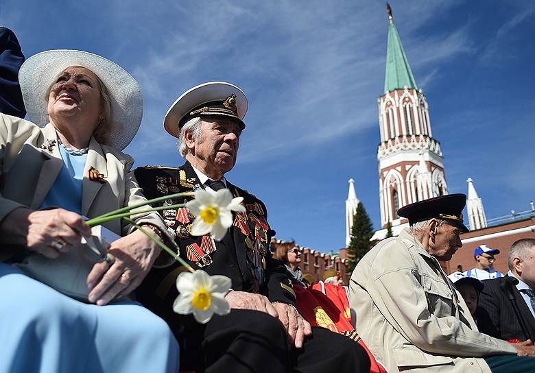 Ветераны Великой Отечественной войны на зрительской трибуне перед началом парада