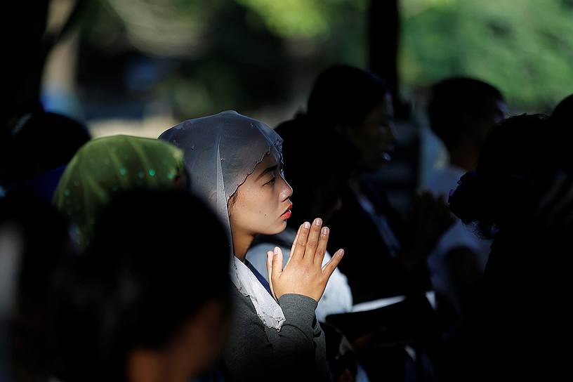 Мьичина, Мьянма. Покинувшие свои дома из-за вооруженного конфликта молятся в церкви 