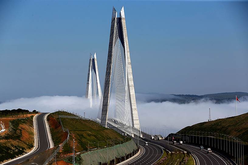 Мост Султана Селима Явуза — третий мост через пролив Босфор, расположен к северу от Стамбула. Открыт 26 августа 2016 года. Стоимость проекта — 8,5 млрд турецких лир (около $2,9 млрд на момент открытия). Длина основного пролета моста — 1,4 км