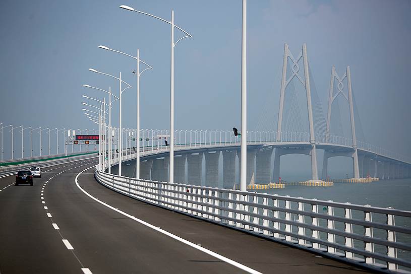 23 октября состоялась церемония открытия автомобильного моста Гонконг—Чжухай—Макао длиной 55 км. Его стоимость оценивается в $20 млрд. При возведении моста было построено два искусственных острова и подводный тоннель