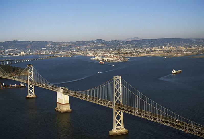 Восточный пролет моста Бей-Бридж между калифорнийскими городами Сан-Франциско и Окленд был открыт 2 сентября 2013 года. Стоимость проекта составила $6,4 млрд. Протяженность пролета — 3,5 км