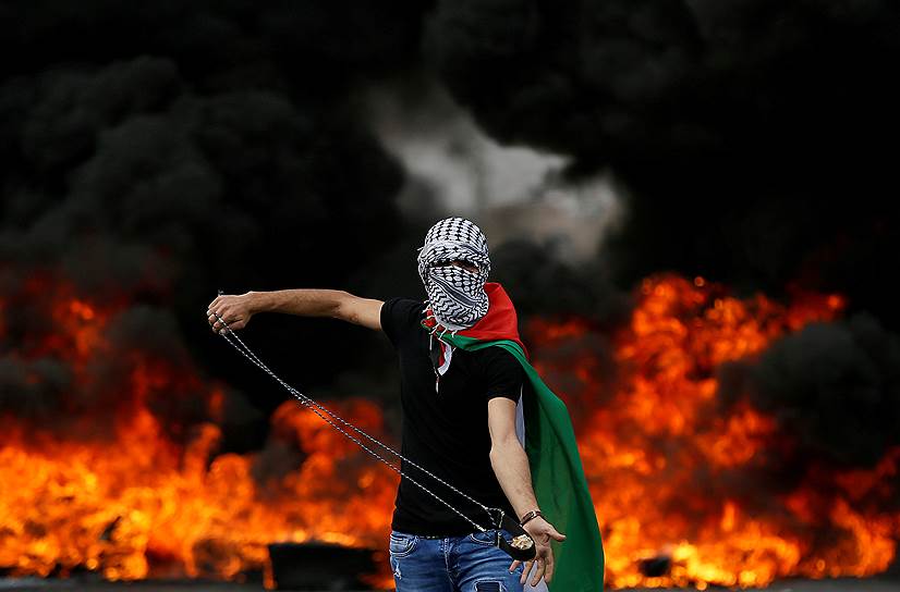 Поселение Бейт-Эль, Западный берег реки Иордан. Палестинец во время протестов в день 70-летия Накбы