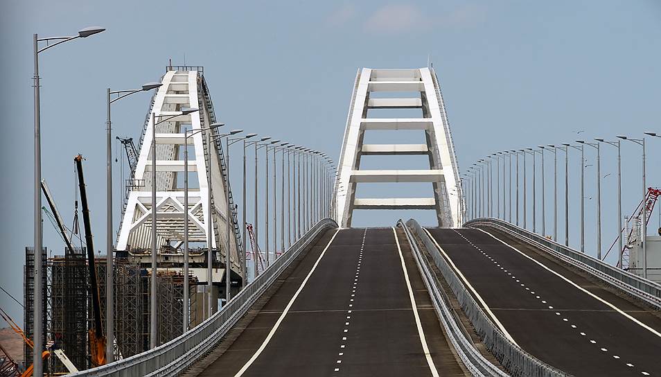 Длина моста через Керченский пролив — 19 км, стоимость строительства моста оценивается в 228 млрд руб.