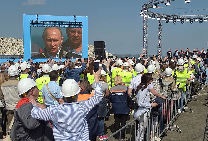 «Я искренне поздравляю вас с этим замечательным, праздничным, в полном смысле этого слова историческим днем»,— заявил на церемонии открытия моста господин Путин