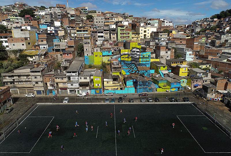 Сан-Паулу, Бразилия. Дети играют в футбол на фоне граффити с нападающим Габриэлем Жезусом 