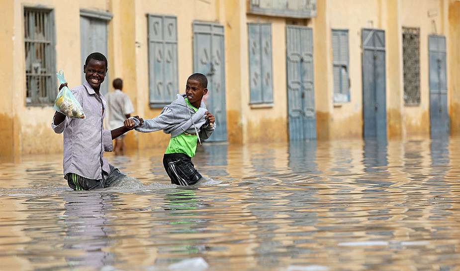 Могадишо, Сомали. Затопленная после проливных дождей улица