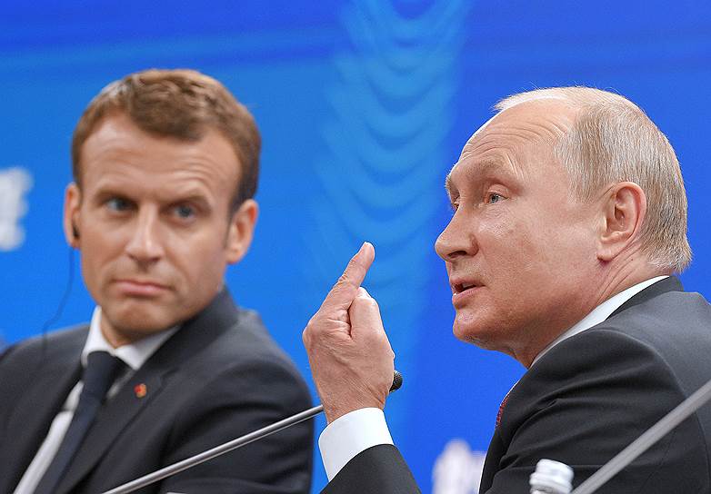 Президент Франции Эмманюэль Макрон (слева) и президент России Владимир Путин во время пленарного заседания
