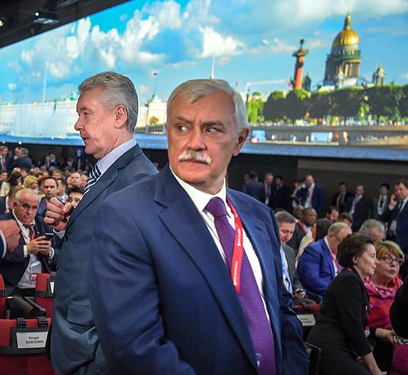 Губернатор Санкт-Петербурга Георгий Полтавченко (справа) и мэр Москвы Сергей Собянин во время работы форума